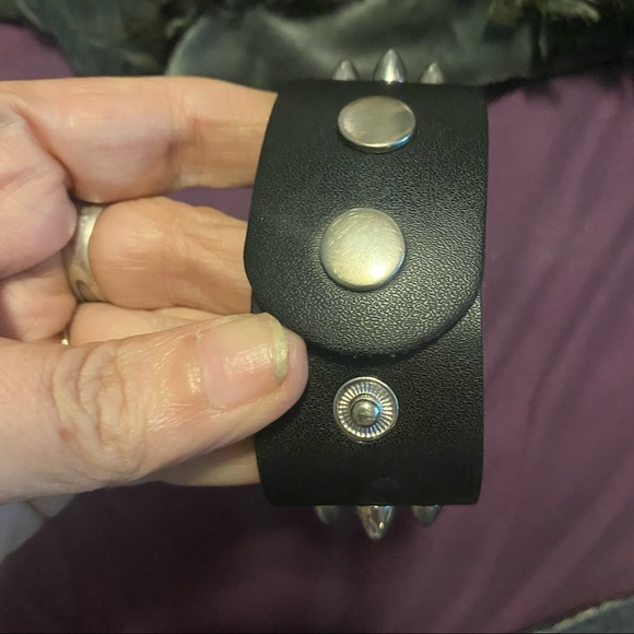 3 row leather metal cones 2 snap bracelet 8.5" - Picture 4 of 7